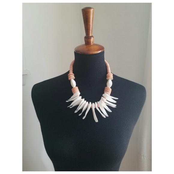 Vintage 1970's Shell and Wood Necklace - Picture 4 of 4